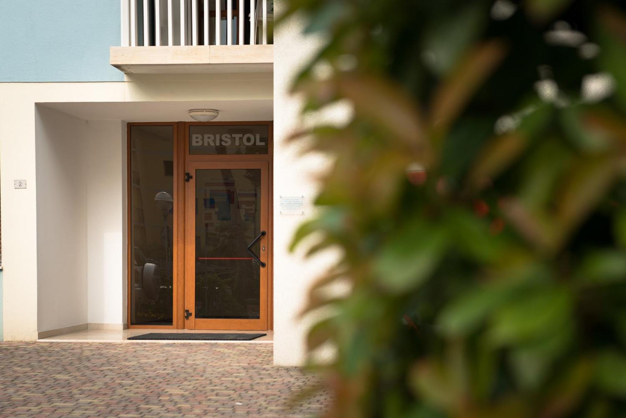 Residence Bristol Bibione Bagian luar foto