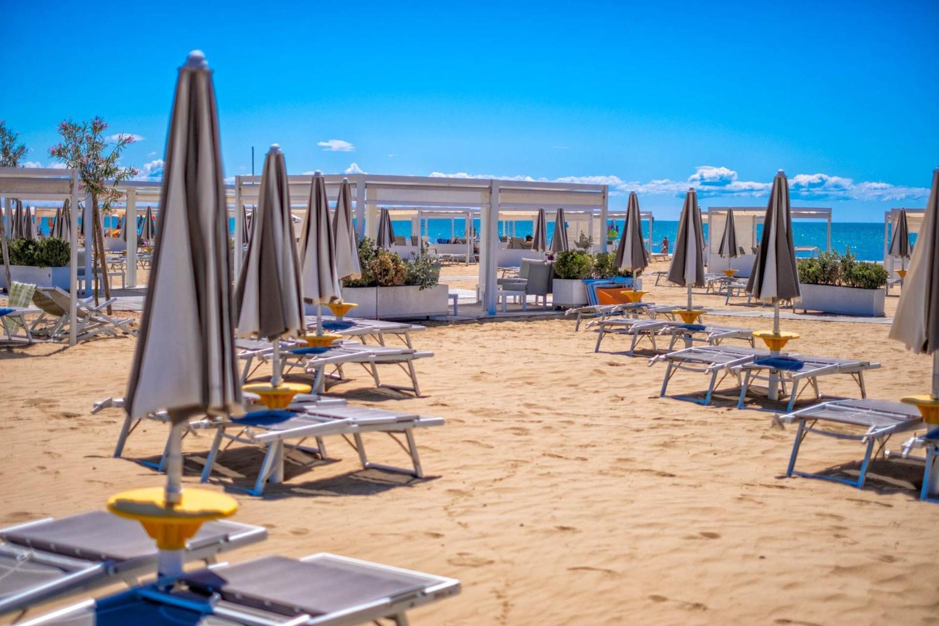 Residence Bristol Bibione Bagian luar foto