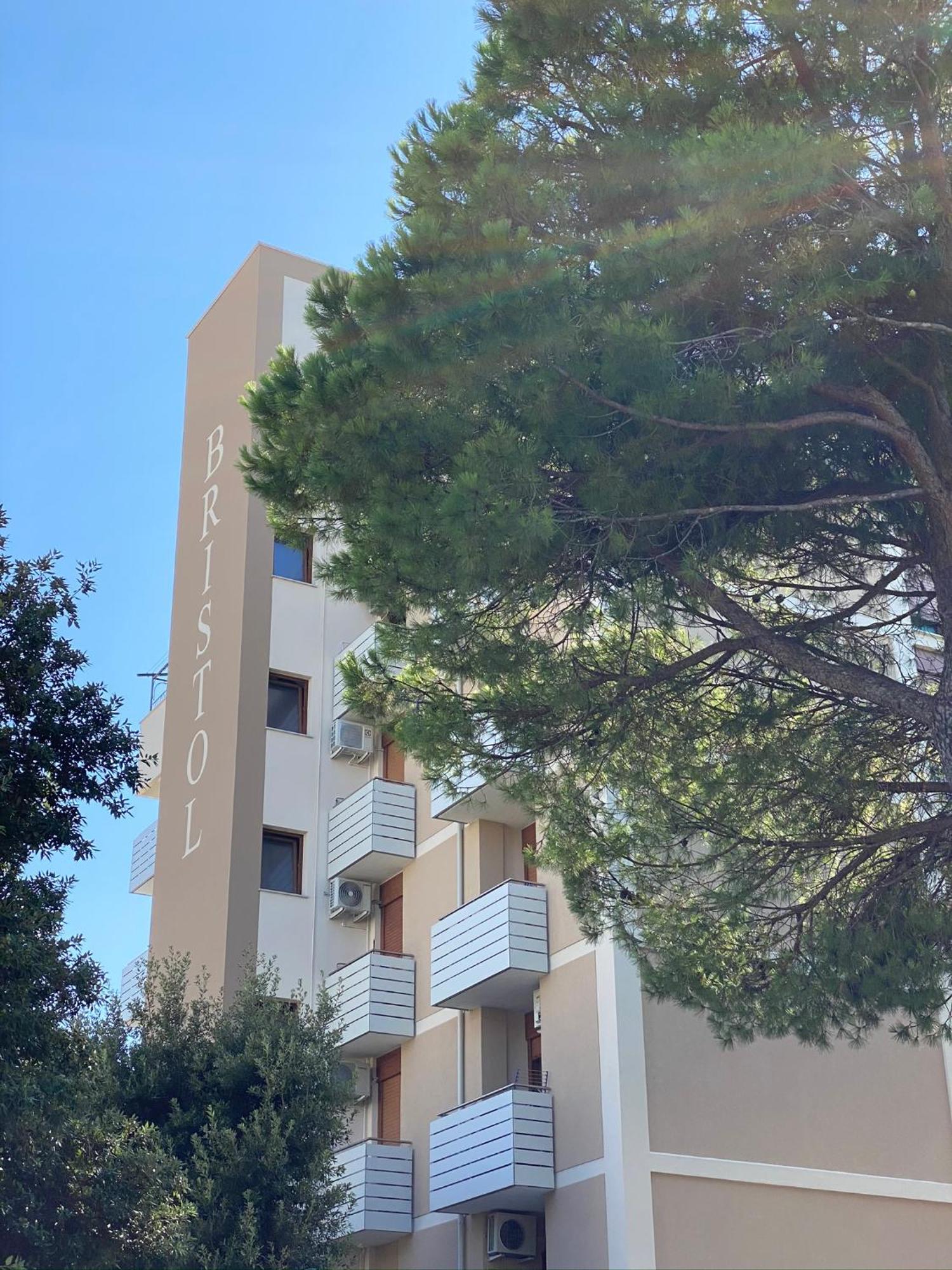 Residence Bristol Bibione Bagian luar foto